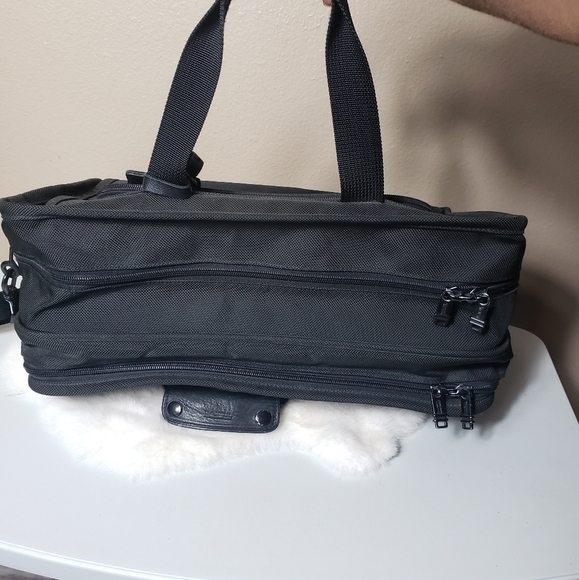 Tumi 225D3 Black Carry-on Travel Overnight Bag Case with Shoulder Strap-17x13x8" - Picture 5 of 15